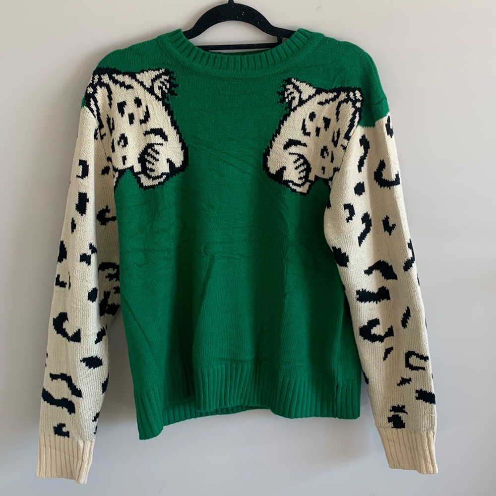 lAngashion leopard sweater size XL runs small fits more like a medium/large